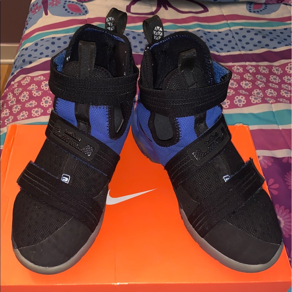 Worn Lebron Soldier 10 sneakers size 6 Youth